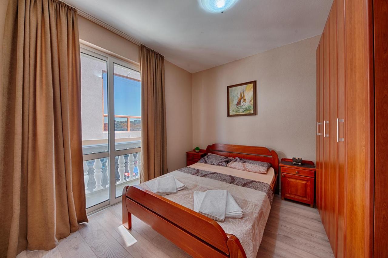 Xxl Apartments Dobra Voda Bagian luar foto