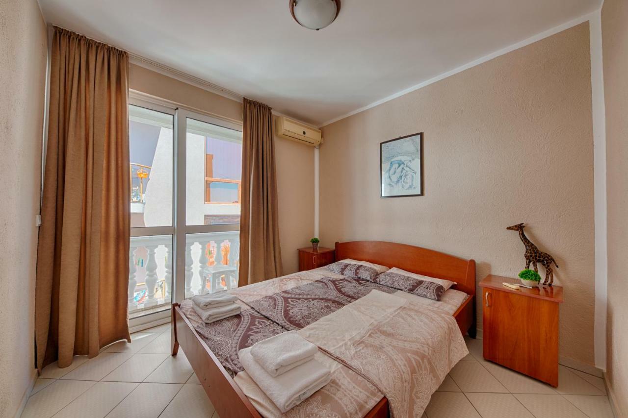 Xxl Apartments Dobra Voda Bagian luar foto